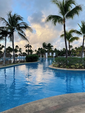 Una piscina al aire libre