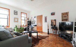 Living area - Large Room in Shared 2 brm apartment (Brooklyn)