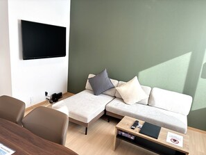 Departamento Deluxe, balcón, vista a la montaña | Área de sala de estar