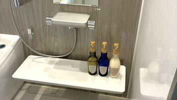 Combined shower/bathtub, free toiletries, hair dryer, towels