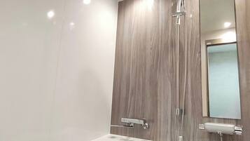 Combined shower/bathtub, free toiletries, hair dryer, towels