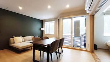 Leilighet – deluxe, balkong, fjellutsikt | Spiseområde