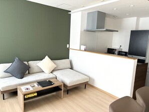 Deluxe Apartment, Balcony, Mountain View | Living area