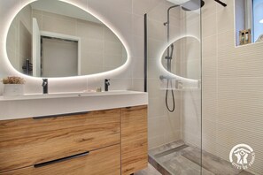 Douche, serviettes fournies