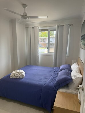 WiFi, bed sheets - Freshly Renovated 2BR/2BA Apartment in Murarrie (Murarrie)