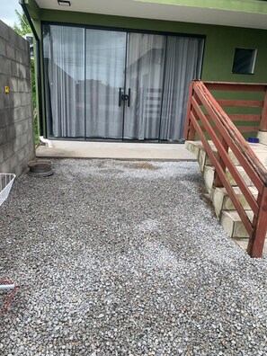 Exterior detail - Modern apartment near the best surfing beaches in Guarda do Embaú, SC. (Palhoça)
