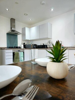 Fridge, microwave, oven, stovetop - City Haven Manchester Apartment (Manchester)