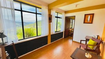 Habitación triple Deluxe, vista a la montaña | Interior