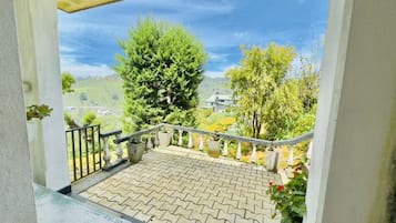 Habitación triple Deluxe, vista a la montaña | Terraza o patio