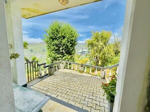 ห้องดีลักซ์ทริปเปิล, วิวภูเขา | ลานระเบียง/นอกชาน