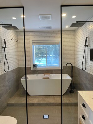 Shower, hair dryer, towels, soap - Beautiful family house 5 min from Bromont Montagne d’Expérience (Bromont)