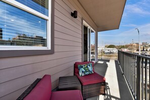 Terrace/patio - NEW Modern 1BR in Oak Lawn Dallas With Free Parking + Complimentary EV Charger (Dallas)