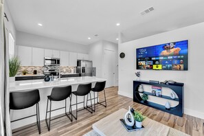 Microwave, oven, stovetop, dishwasher - NEW Modern 1BR in Oak Lawn Dallas With Free Parking + Complimentary EV Charger (Dallas)