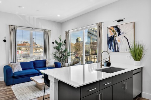 NEW Modern 1BR in Oak Lawn Dallas With Free Parking + Complimentary EV Charger