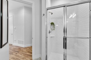 Shower, hair dryer, towels, soap - NEW Modern 1BR in Oak Lawn Dallas With Free Parking + Complimentary EV Charger (Dallas)