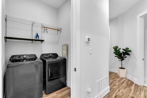 Interior - NEW Modern 1BR in Oak Lawn Dallas With Free Parking + Complimentary EV Charger (Dallas)