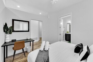 Iron/ironing board, WiFi, bed sheets - NEW Modern 1BR in Oak Lawn Dallas With Free Parking + Complimentary EV Charger (Dallas)