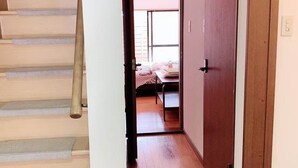 A staircase leading to a room with a bed and a window. - Guest house Chiharu" 6 rooms, 12 people MAX ・ 4 minutes from JR Teradacho station, near Tennoji USJ direct access hot spring (ikunonishi, ikuno ward, Osaka city)