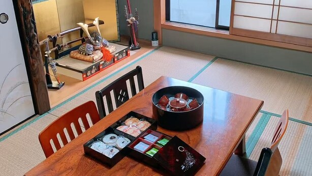 A traditional Japanese room with tatami flooring, a wooden dining table with a black lacquered bowl, and a shoji screen by the window. - Guest house Chiharu" 6 rooms, 12 people MAX ・ 4 minutes from JR Teradacho station, near Tennoji USJ direct access hot spring (ikunonishi, ikuno ward, Osaka city)