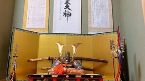 A traditional Japanese room with tatami flooring, a low wooden table with a decorative item, and a wall with three vertical scrolls. - Guest house Chiharu" 6 rooms, 12 people MAX ・ 4 minutes from JR Teradacho station, near Tennoji USJ direct access hot spring (ikunonishi, ikuno ward, Osaka city)