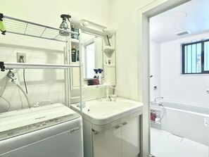 ヘアドライヤー、タオル、石鹸、トイレットペーパー