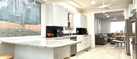 Microondas, horno, parrilla de estufa y lavavajillas