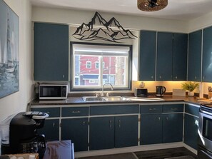 Kylskåp, mikrovågsugn, ugn och spishäll