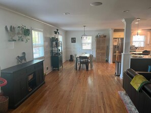 Interior - Three bed/Two bath, 2 miles to Augusta National on neighborhood streets (Augusta)