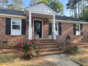 Exterior - Three bed/Two bath, 2 miles to Augusta National on neighborhood streets (Augusta)