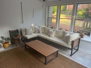 Living area - Three bed/Two bath, 2 miles to Augusta National on neighborhood streets (Augusta)