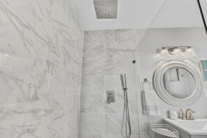 Shower, towels - 5142 - Cozy KDH Cottage Steps to the Beach (Kill Devil Hills)
