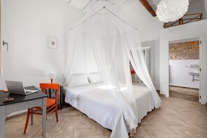 Tabla de planchar con plancha, wifi y ropa de cama 