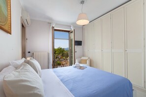 Iron/ironing board, WiFi, bed sheets - Villa Lume - Private Villa With Pool (Sant'Agata sui Due Golfi)