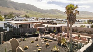 Ein modernes Resort mit Poolbereich, Kakteen und Bergblick.