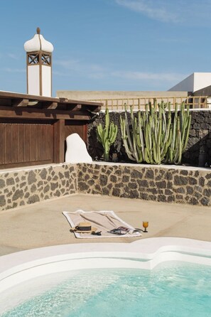Outdoor spa tub - Canaryislandshost I Esencia II (Urbanización Famara)