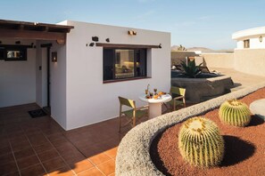 Outdoor dining - Canaryislandshost I Esencia II (Urbanización Famara)