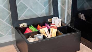 Een zwarte opbergbox met vakken voor diverse spullen.