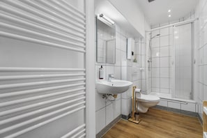 Dusche, Haartrockner, Handtücher, Seife