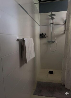 Shower, hair dryer, towels, toilet paper - Villa Tropicale - With Wellness Treatments (Complimentary) (Sainte-Anne)