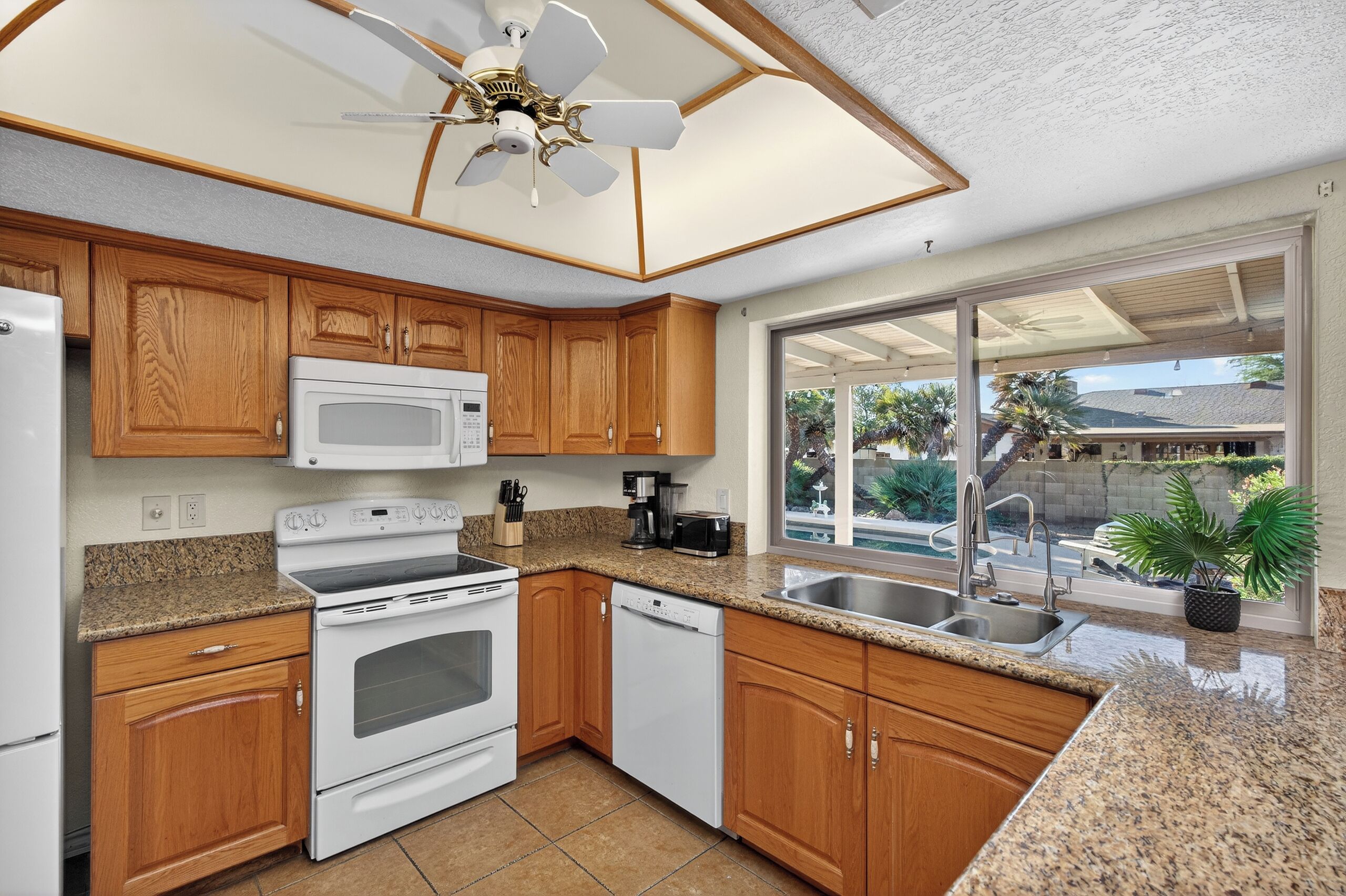 Een microgolfoven, een oven, een kookplaat, een vaatwasser