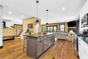 Fridge, microwave, oven, stovetop - Skyline Lodge | 5 Bedroom - Hot Tub - Sauna (Newry)