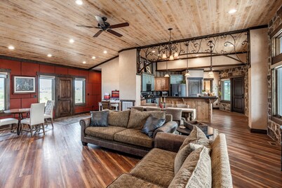 Strawberry Mountain Retreat • Sleeps 12 • Direct OHV Access