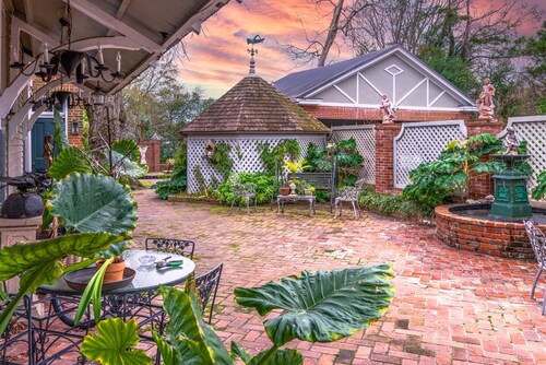 Terrace Carriage House | 1/1, Historic Downtown