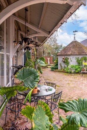 Outdoor dining - Terrace Carriage House | 1/1, Historic Downtown (Natchez)