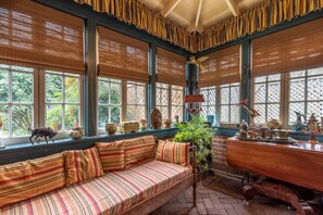 TV - Terrace Carriage House | 1/1, Historic Downtown (Natchez)