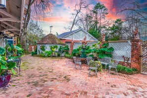 Outdoor dining - Terrace Carriage House | 1/1, Historic Downtown (Natchez)