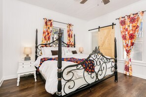 Tabla de planchar con plancha, wifi gratis y ropa de cama 