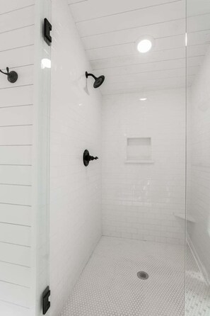 Shower, hair dryer, towels - Windmill Haus | 2/2, Hot Tub (Fredericksburg)