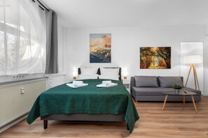 Een strijkplank/strijkijzer, wifi, beddengoed