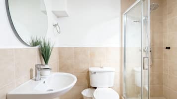Familien-Stadtwohnung, 2 Schlafzimmer, Küche, Blick auf die Anlage | Badezimmer | Dusche, Haartrockner, Handtücher, Seife